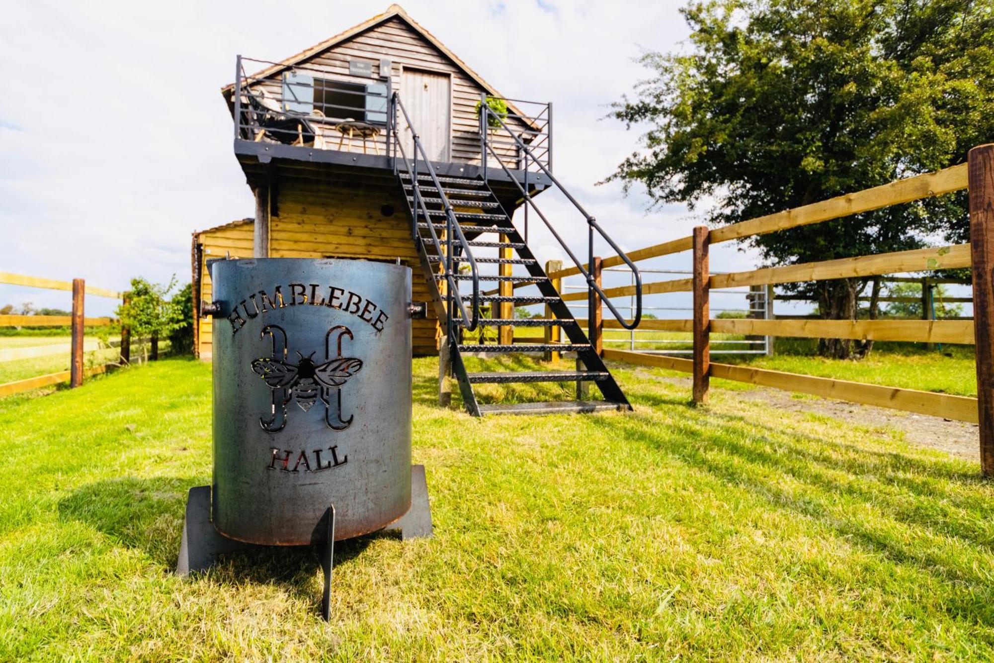 The Treehouse At Humblebee Hall Worcester Exterior foto